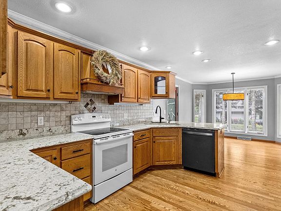 4th image of 803 Woodview AVENUE