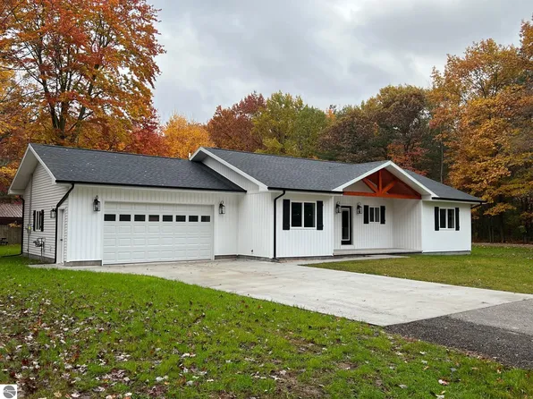 1002 Park Dr, East Tawas, MI 48730