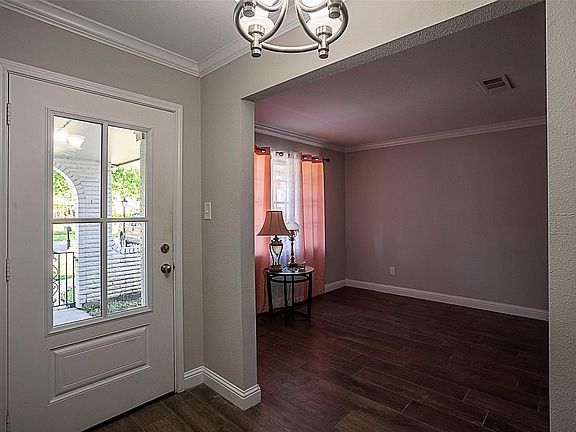 5th image of 1720 Camelot St