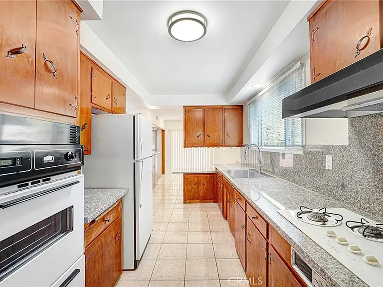 10352 Hayvenhurst Ave — Photo 7