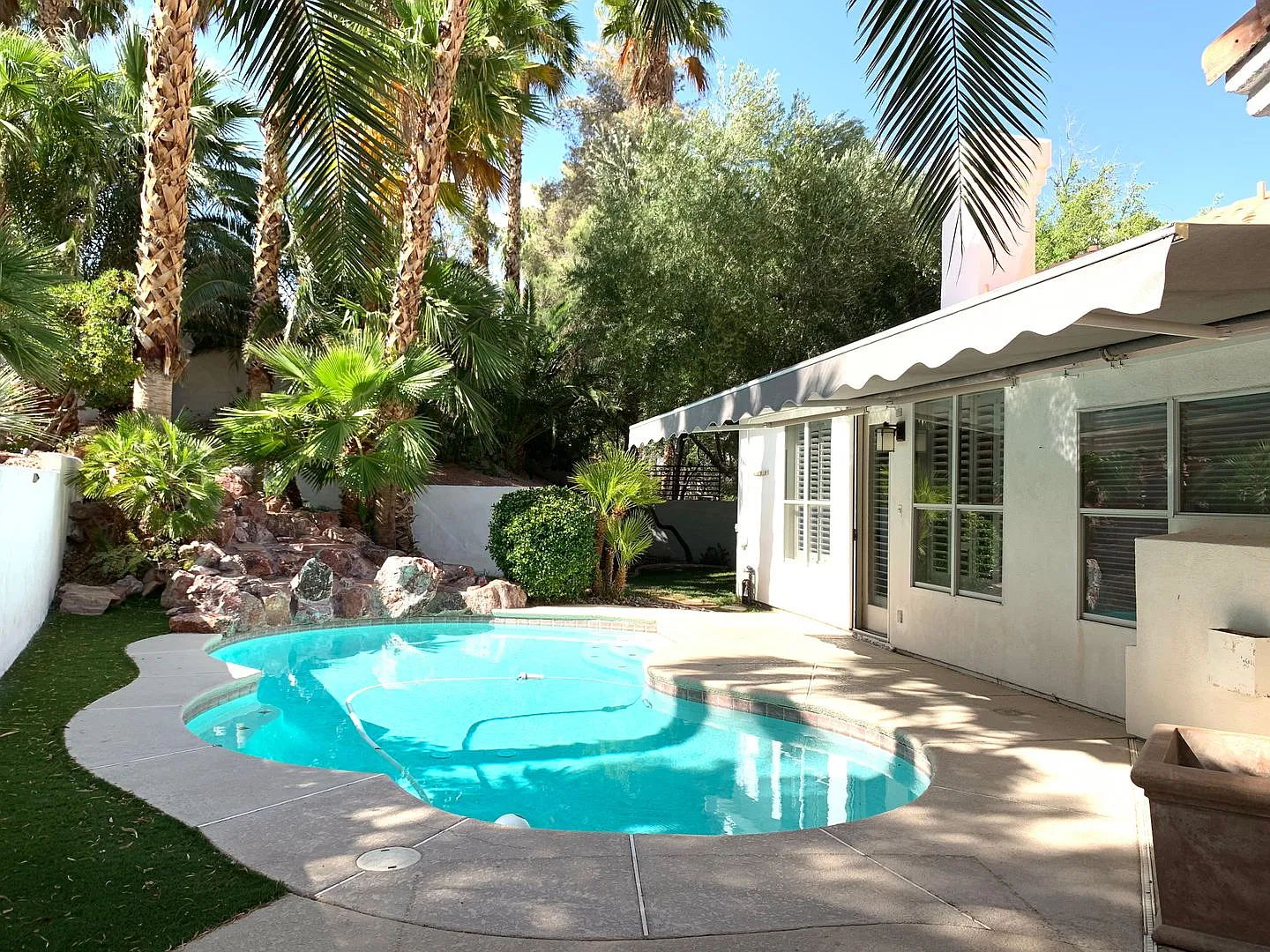 Green Valley Gem with Large Pool, 4 bedrooms, and 3 car garage — Photo 1