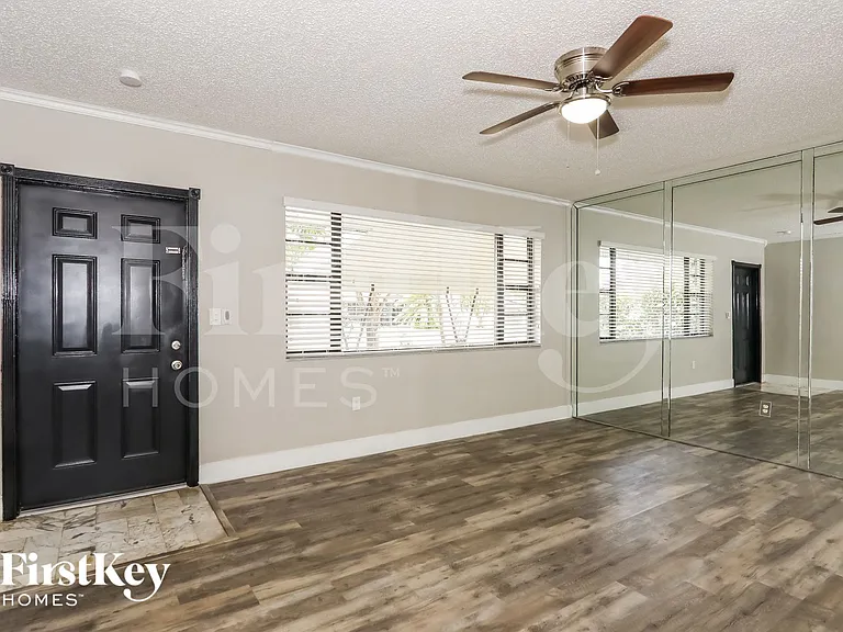7000 SW 12th St — Photo 2