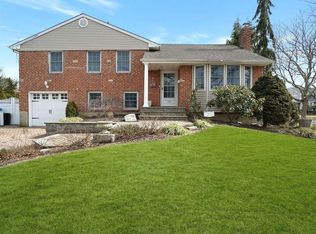 102 Grover Ave W, Massapequa Park, NY 11762