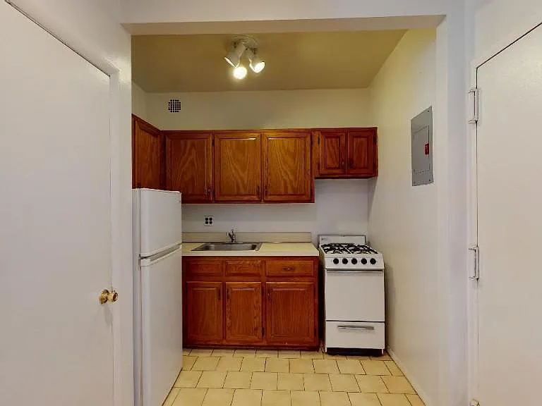 170 W 25th St #2B — Photo 9