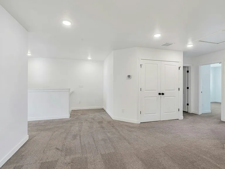 923 S 950 W — Photo 18