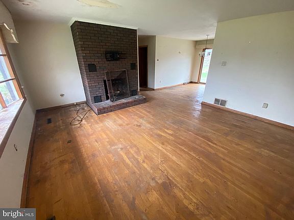 3rd image of 211 Marlpit Ln