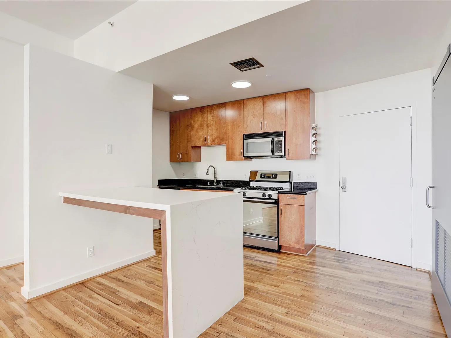 1 bed, 1.0 bath, 727 sqft, $1,800 — Photo 4