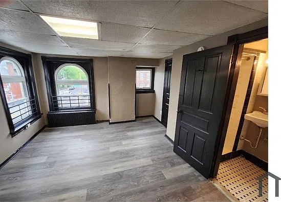 1304 W Walnut St — Photo 1