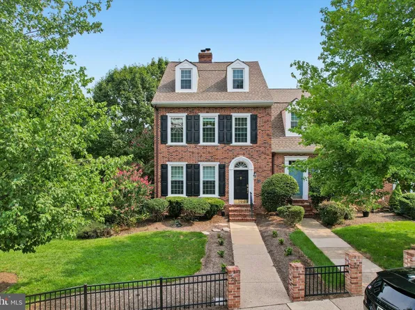 25 Commanders Dr, Washington Crossing, PA 18977