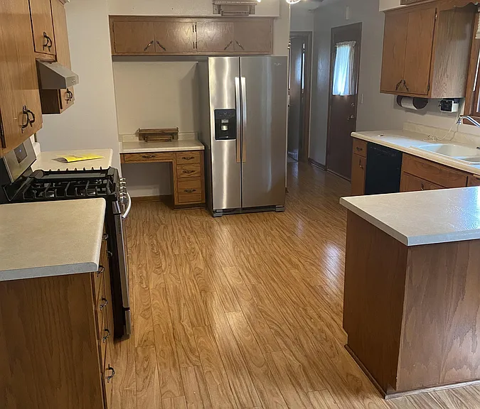 18525 Heathway Ln — Photo 2