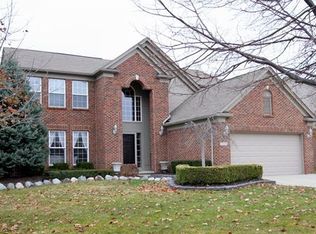 935 Hidden Creek Dr, South Lyon, MI