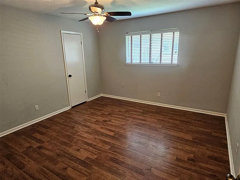 2701 Henderson Ln — Photo 12