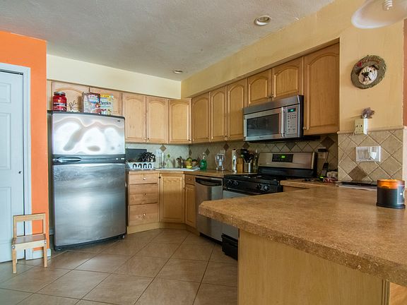 Kitchen with peninsula 