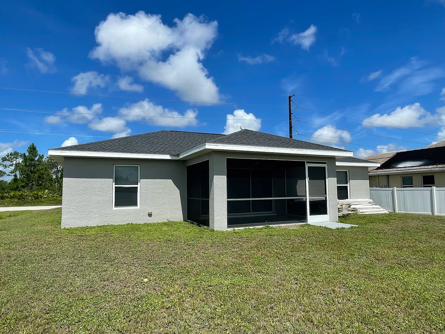 3 bed, 2.0 bath, 1272 sqft, $2,000 — Photo 2
