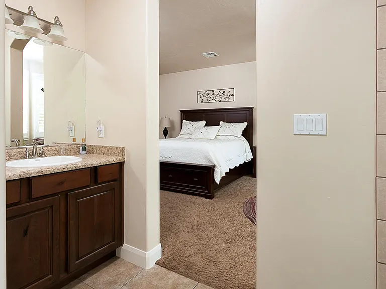 358 E Munich Dr — Photo 9