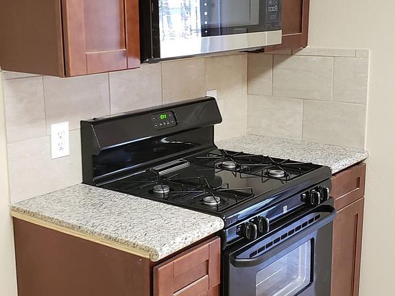 New Gas range and Microwave with Tile back-splash in the kitchen!