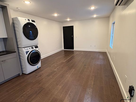 2nd image of 195 Bay St #2B