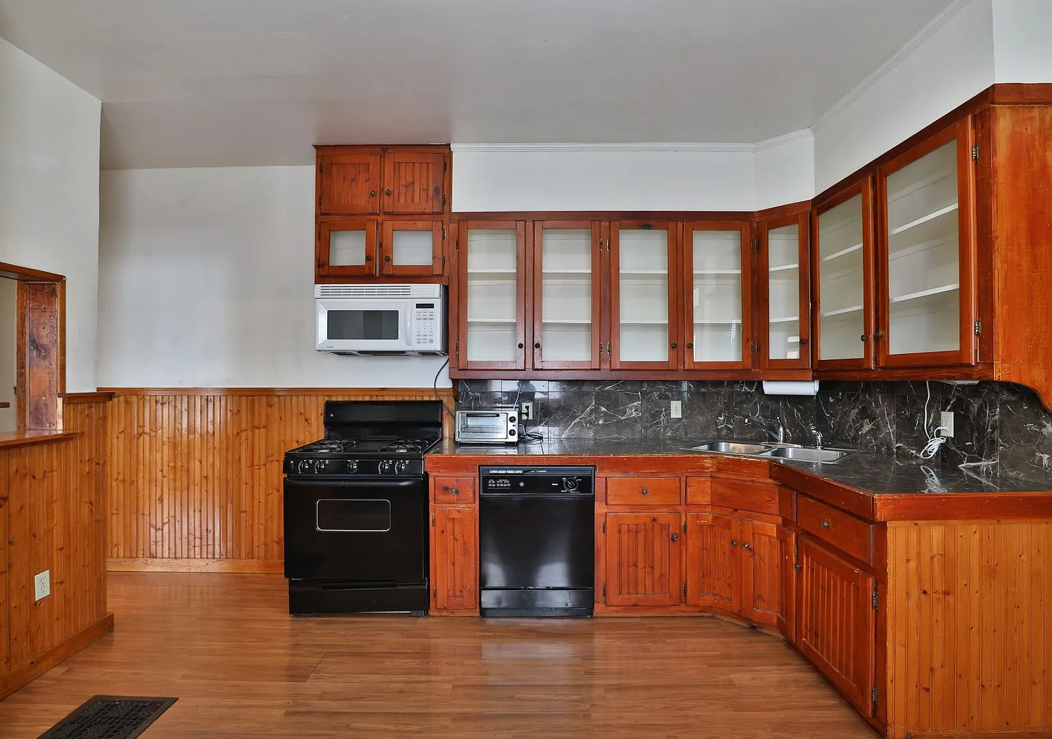 Large 4 Bedroom North Campus Townhouse - 1st house from High Street — Photo 3
