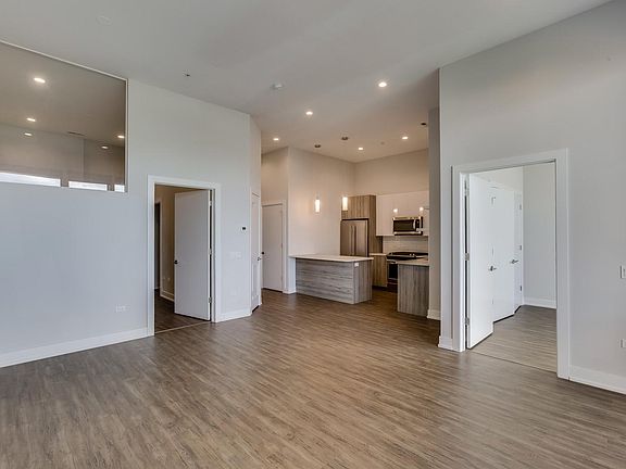 2nd image of 1023 N Ashland Ave Unit 203