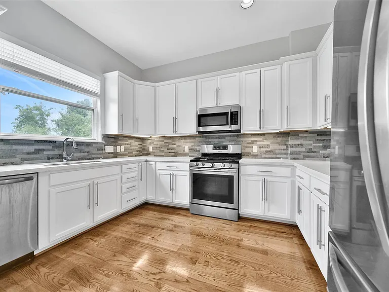 626 E 28th St — Photo 10