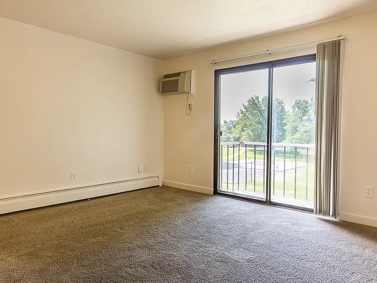 Crossroads Apartments — Photo 17