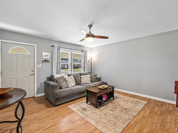 4th image of 621 Amherst Dr