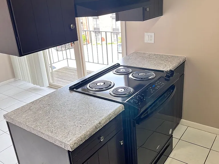 Bristol Square Apartments — Photo 161
