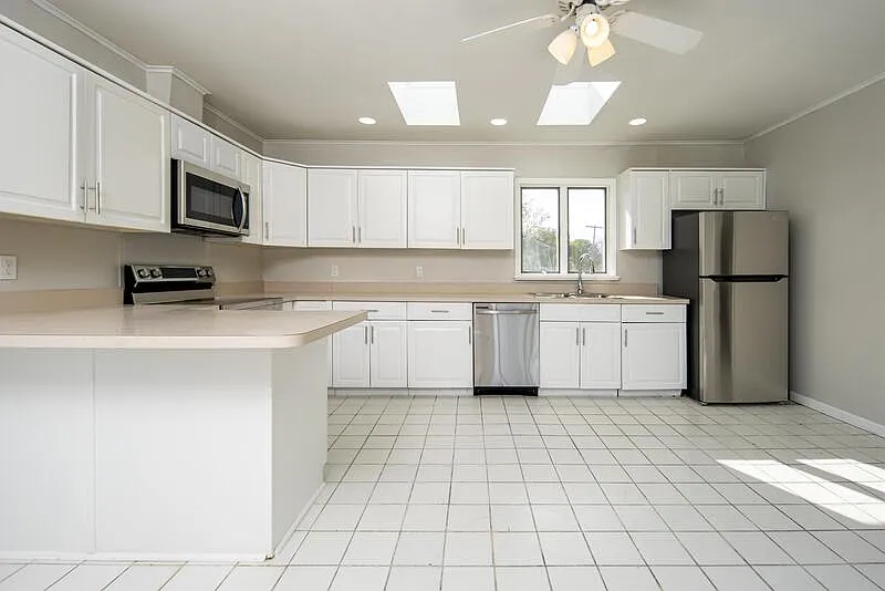 3 bed, 1.0 bath, 1500 sqft, $2,245 — Photo 2