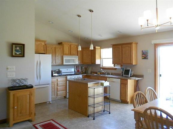 5th image of 61 Robert Dr