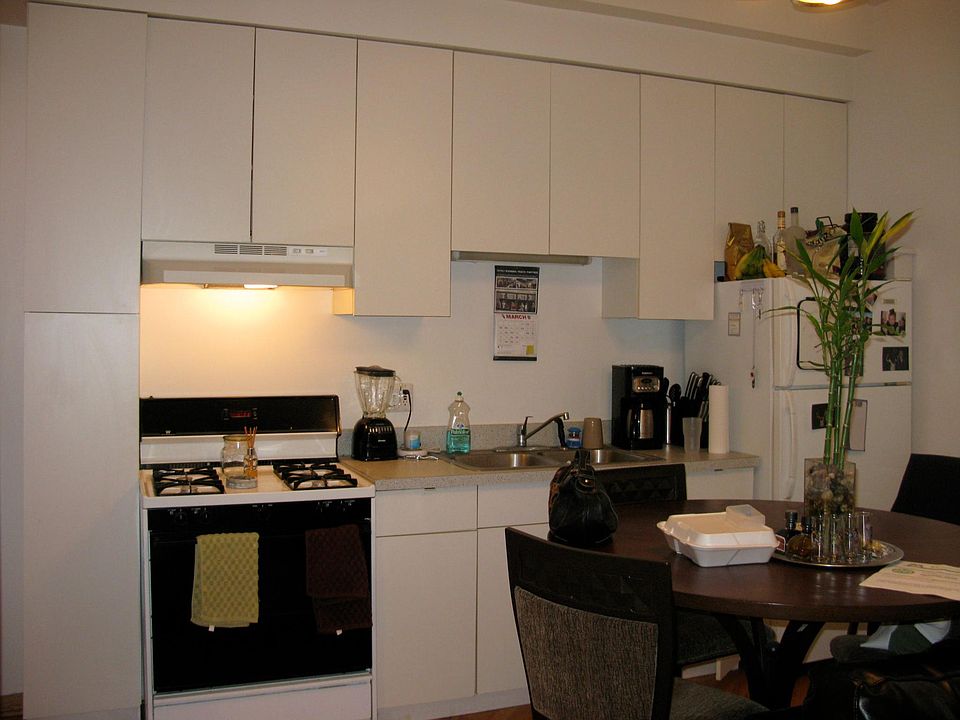 2nd image of 833 W Grand Ave APT 2