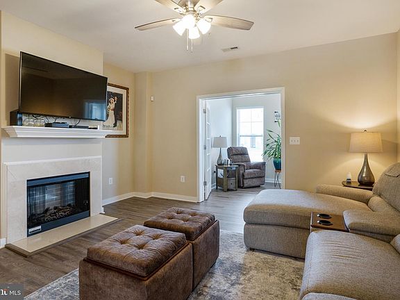 4th image of 100 Camden Cir