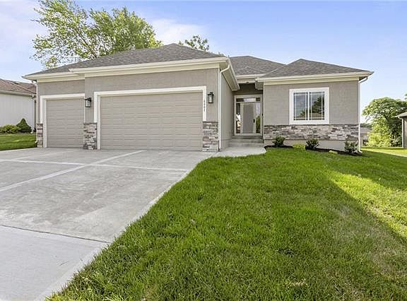 3rd image of 804 NE Sonora Valley Cir