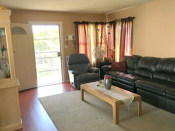 3rd image of 26501 Underwood Ave