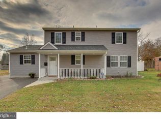 11 Grand Pine Rd, Levittown, PA 19057
