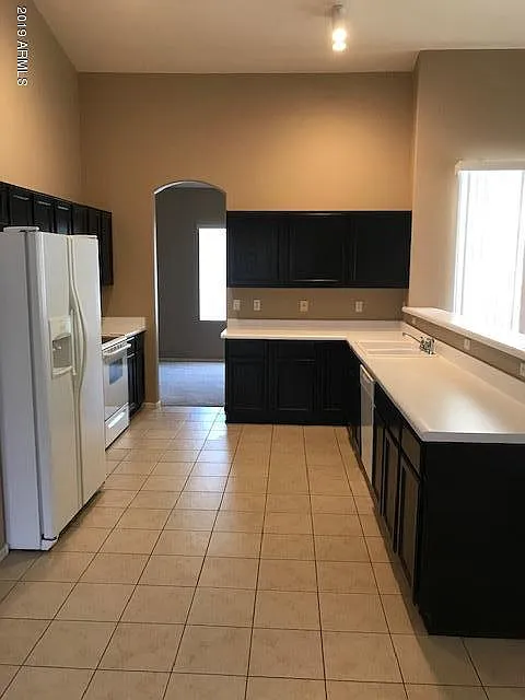 4 bed, 2.0 bath, 2196 sqft, $3,050 — Photo 4