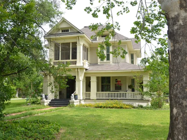 704 E 12th St, Cameron, TX 76520