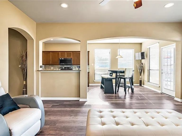 3418 Castleton Dr — Photo 9