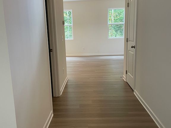 4th image of 146 Parkwood Dr