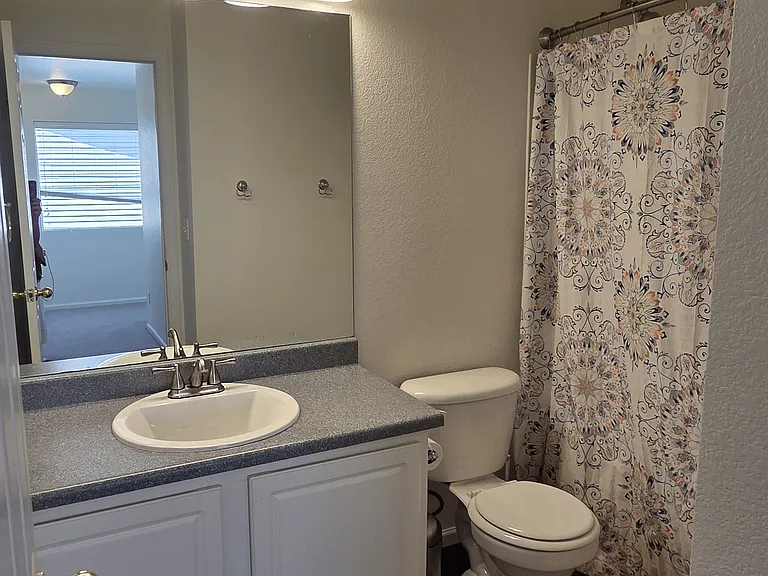 Upstairs Full Bathroom