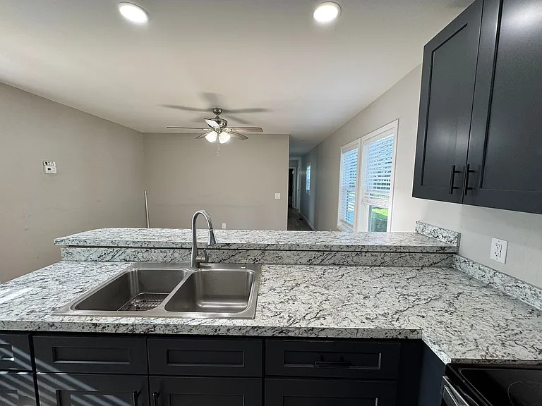 1101 Davis St NE — Photo 4
