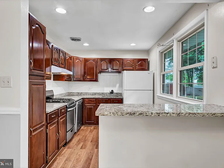 14715 Lock Dr — Photo 2