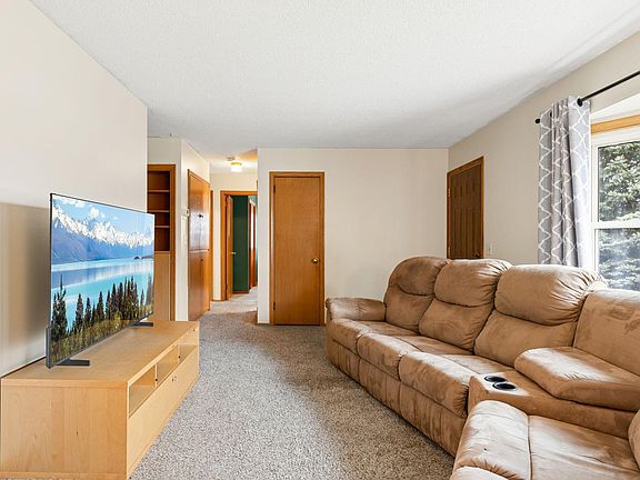 4th image of 6140 Rainbow Dr NE