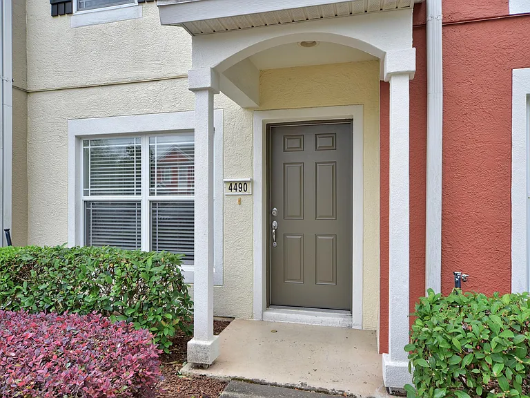 4490 SW 49th Ave — Photo 3
