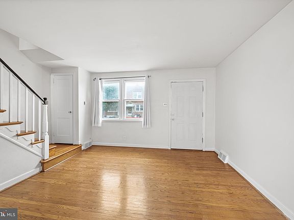 3rd image of 5275 Glenloch St