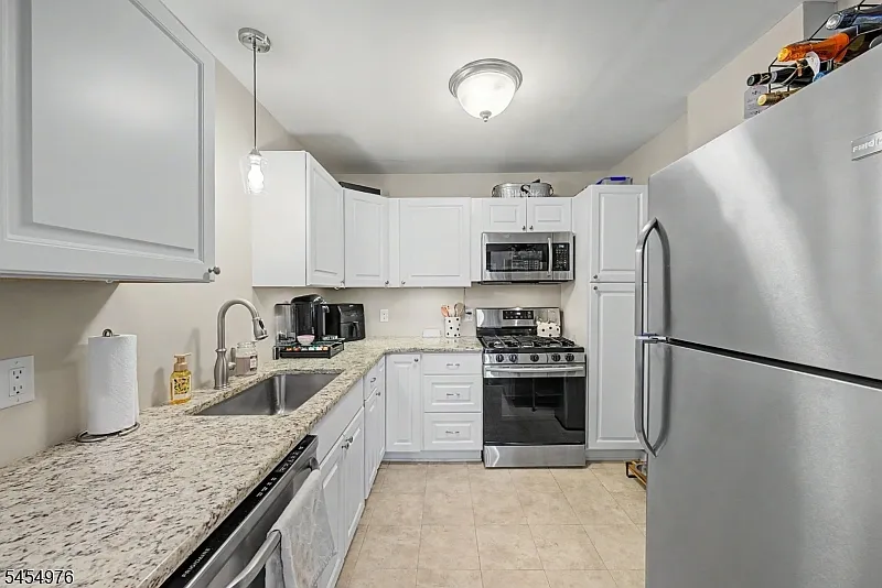 2 bed, 1.0 bath, $2,450 — Photo 3