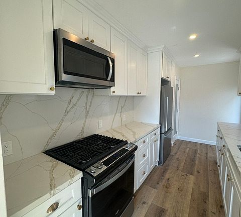 2nd image of 3750 Gaviota Ave #3750