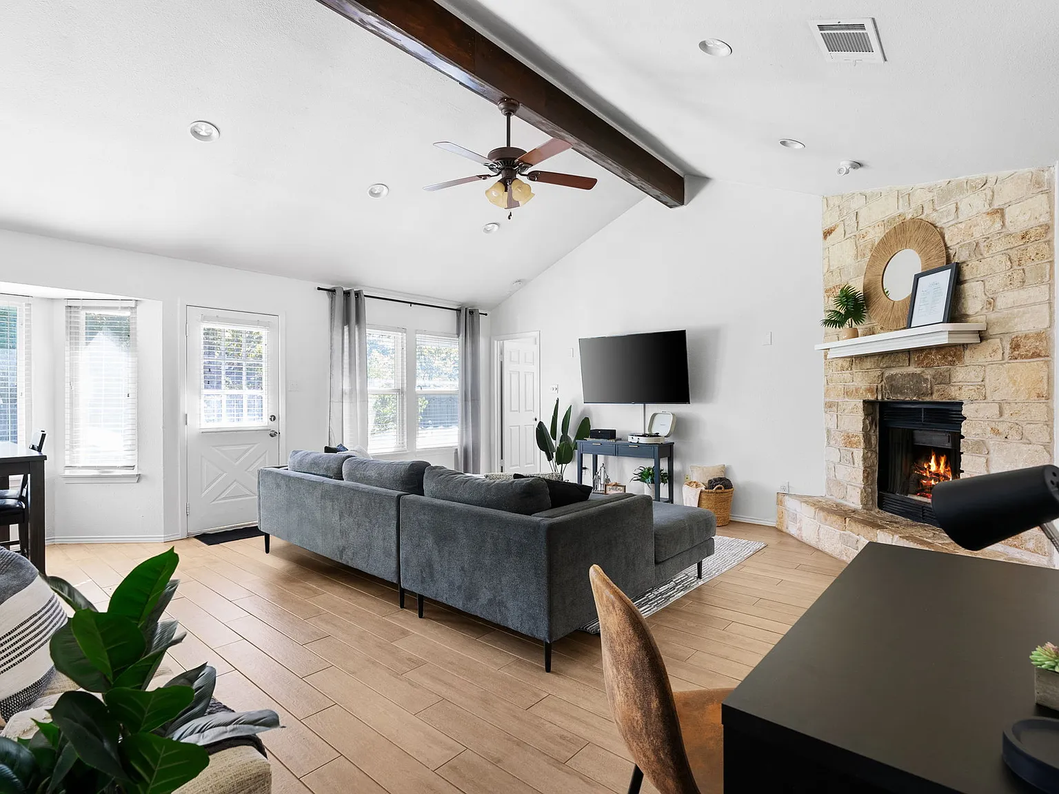 4 bed, 1895 sqft, $4,800 — Photo 3
