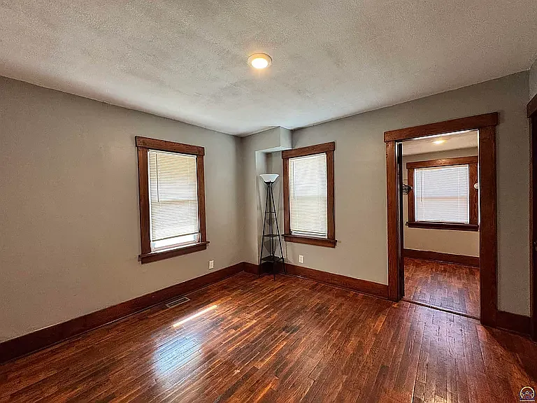 329 NW Waite St — Photo 11