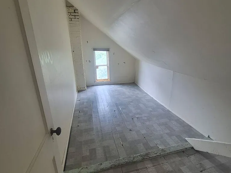 915 Sarah St — Photo 12