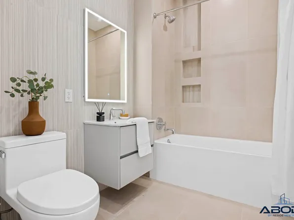 558 Sackett Street image 9 of 20